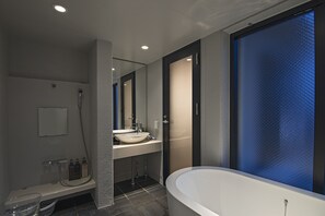 Kamar Double Comfort | Kamar mandi | Kombinasi shower/bathtub, pancuran hujan,  dan perlengkapan mandi gratis