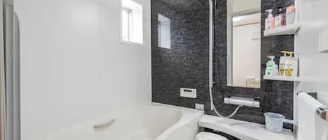 Douche, sĂšche-cheveux, serviettes fournies, savon