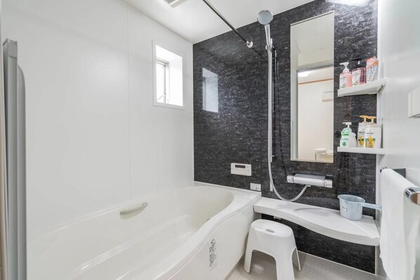 Shower, hair dryer, towels, soap - 1 bedroom apartment in saitama (川口市西川口)