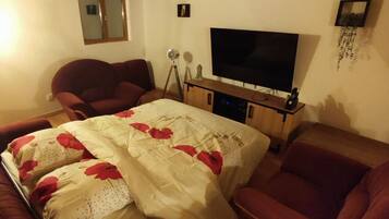 3 bedrooms, desk, free WiFi, bed sheets