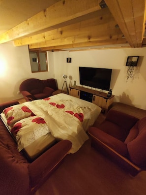 3 habitaciones, escritorio, wifi gratis y ropa de cama 