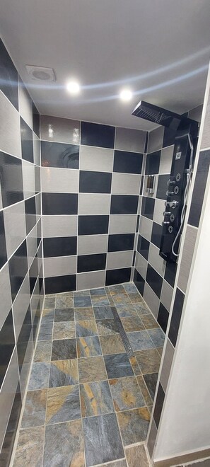 Ducha, toallas, jabón y champú