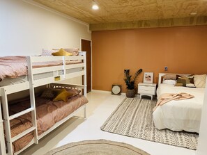 4 soverom, strykejern/-brett, wi-fi (inkludert) og sengetøy