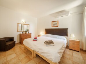 1 Schlafzimmer, Schreibtisch, Bügeleisen/Bügelbrett