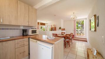 Een koelkast, een magnetron, een oven, een broodrooster