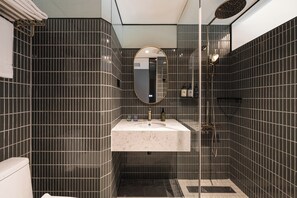 Superior kamer | Badkamer | Een douche, een regendouche, een haardroger, handdoeken