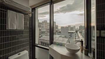 Deluxe Room | Bathroom | Shower, rainfall showerhead, hair dryer, slippers