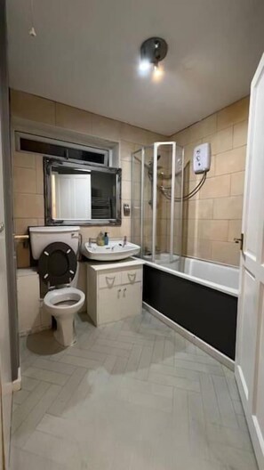 Apartment, 2 Bedrooms | Bathroom amenities | Toilet paper - Charming 2bedroom Retreat in Great Barr/hamsted (Birmingham)