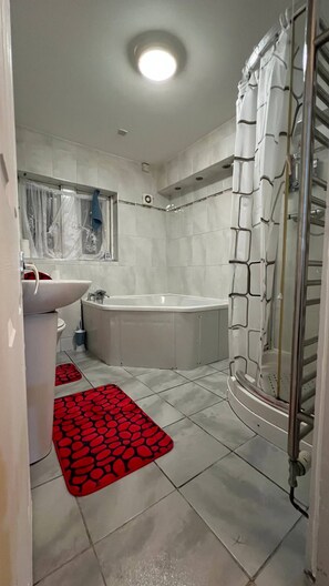 Slaapzaal, 1 slaapkamer, uitzicht op tuin | Badkamer