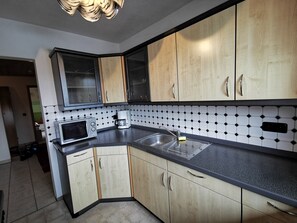 Fridge, microwave, oven, stovetop - Ferienwohnung 1, bis 2 Personen, 55 qm, 1 Schlafzimmer (Stein a. d. Traun)