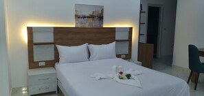 Suite Keluarga, 2 kamar tidur, Bebas Asap Rokok, pemandangan kolam renang | Minibar, brankas, meja kerja, dan setrika/meja setrika
