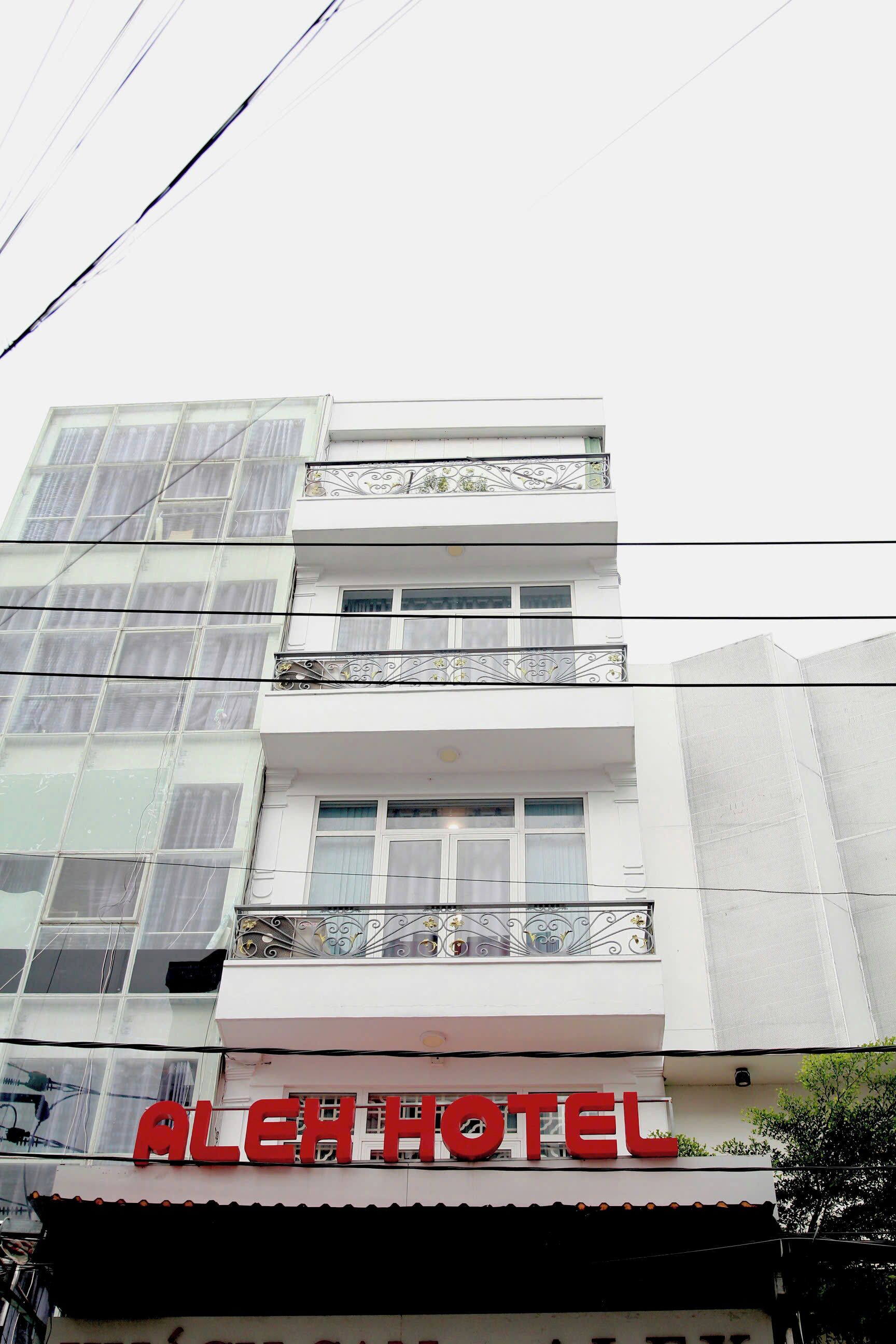 施設の正面 (日没後)