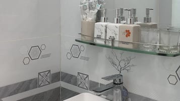 經典客房 | 浴室 | 淋浴設備、雨淋花灑、免費梳洗用品、風筒