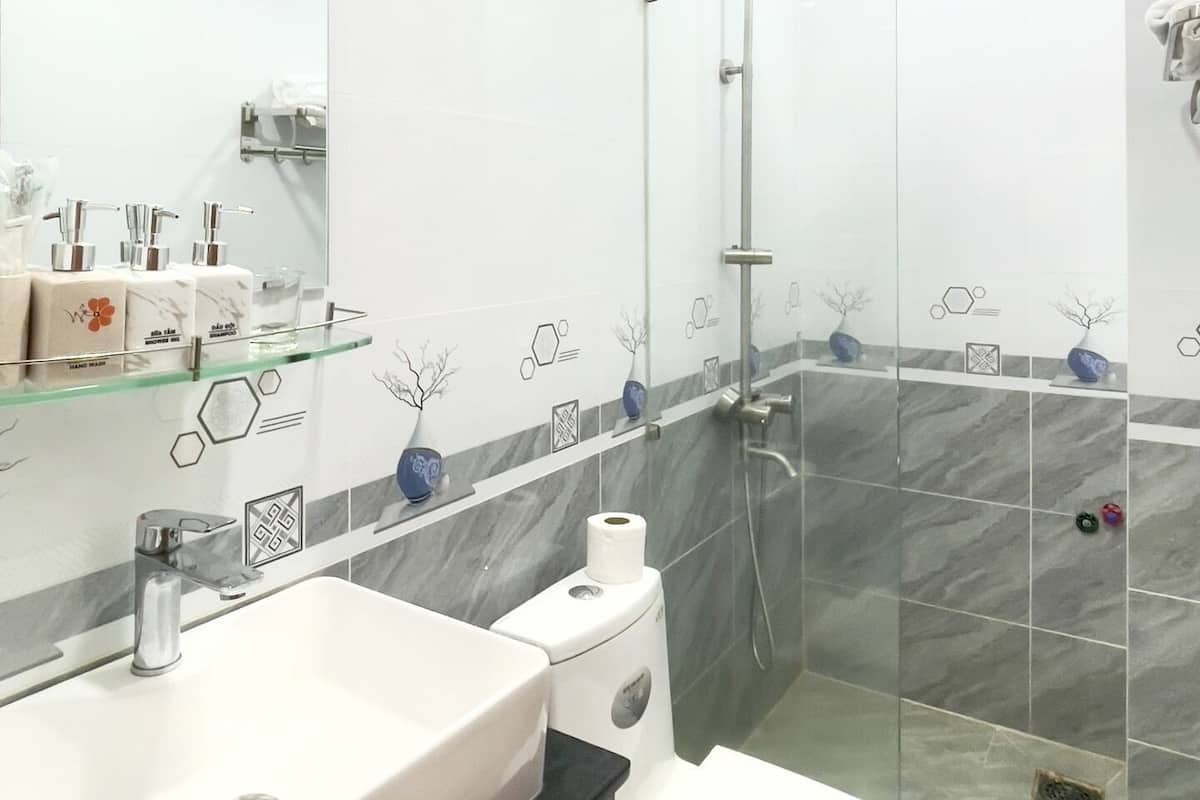 Shower, rainfall showerhead, free toiletries, hair dryer