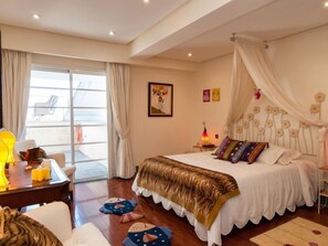 6 habitaciones, escritorio, tabla de planchar con plancha y wifi 