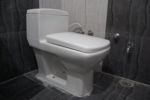 Deluxe Room | Bathroom