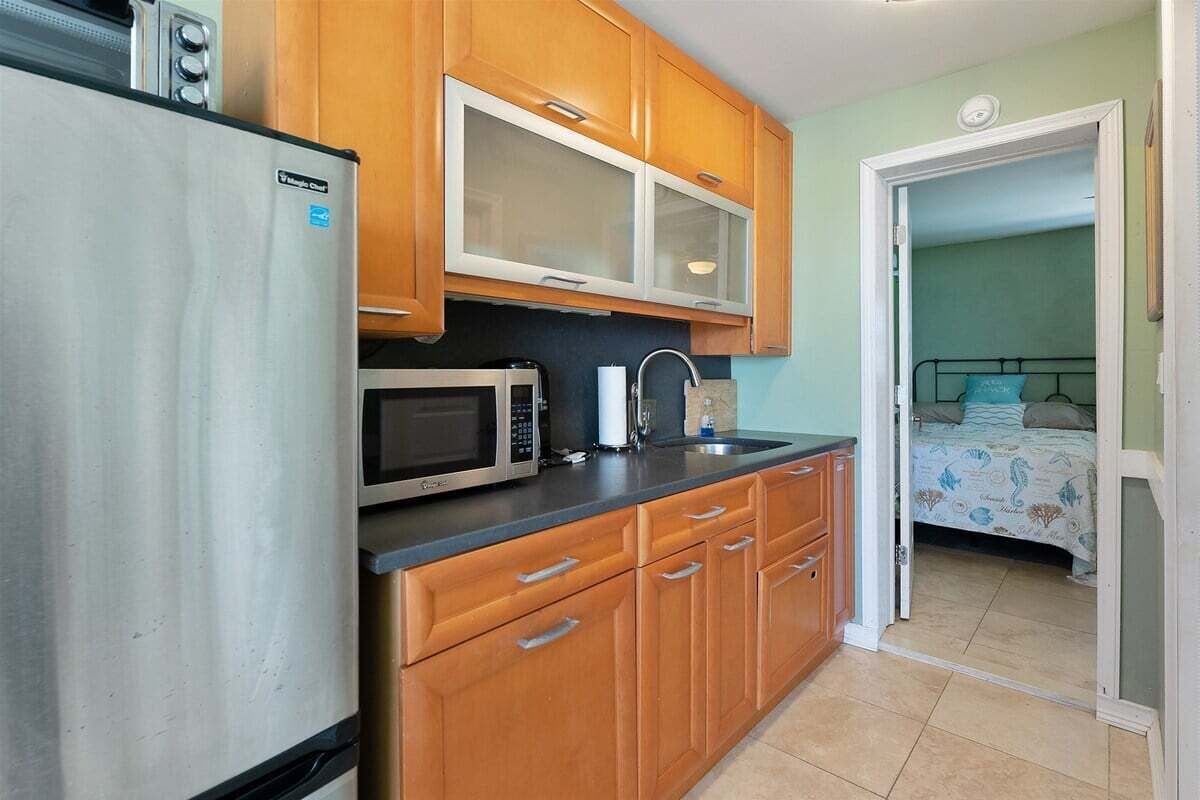 Fridge, microwave, oven, coffee/tea maker