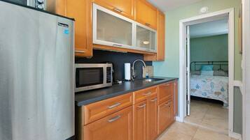 Fridge, microwave, oven, coffee/tea maker
