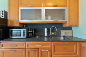 Refrigerador, microondas, horno y cafetera y tetera 
