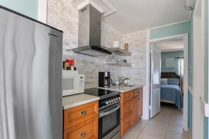 Kühlschrank, Ofen, Wasserkocher mit Kaffee-/Teezubehör, Mixer