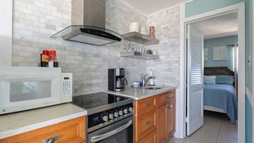 Fridge, oven, coffee/tea maker, blender