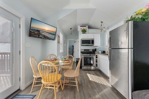 Charming 2BR Home Short Walk to Beach and Bay!