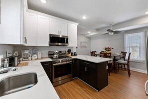 Køleskab, ovn, kaffe-/temaskine, blender