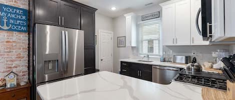 Fridge, oven, coffee/tea maker, blender