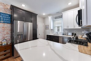 Refrigerador, horno, cafetera/tetera, licuadora