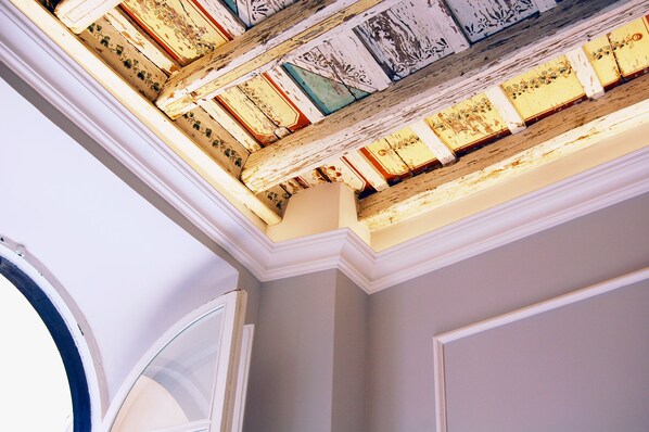 A room with a high ceiling, decorative moldings, and a skylight. - Banco 19 b&b (Rome)
