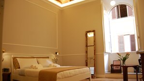 A bedroom with a bed, bedside table, and a mirror. - Banco 19 b&b  (Rome)