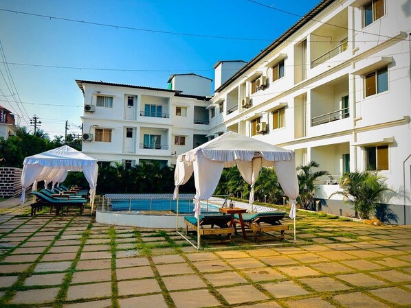 4 kolam renang indoor