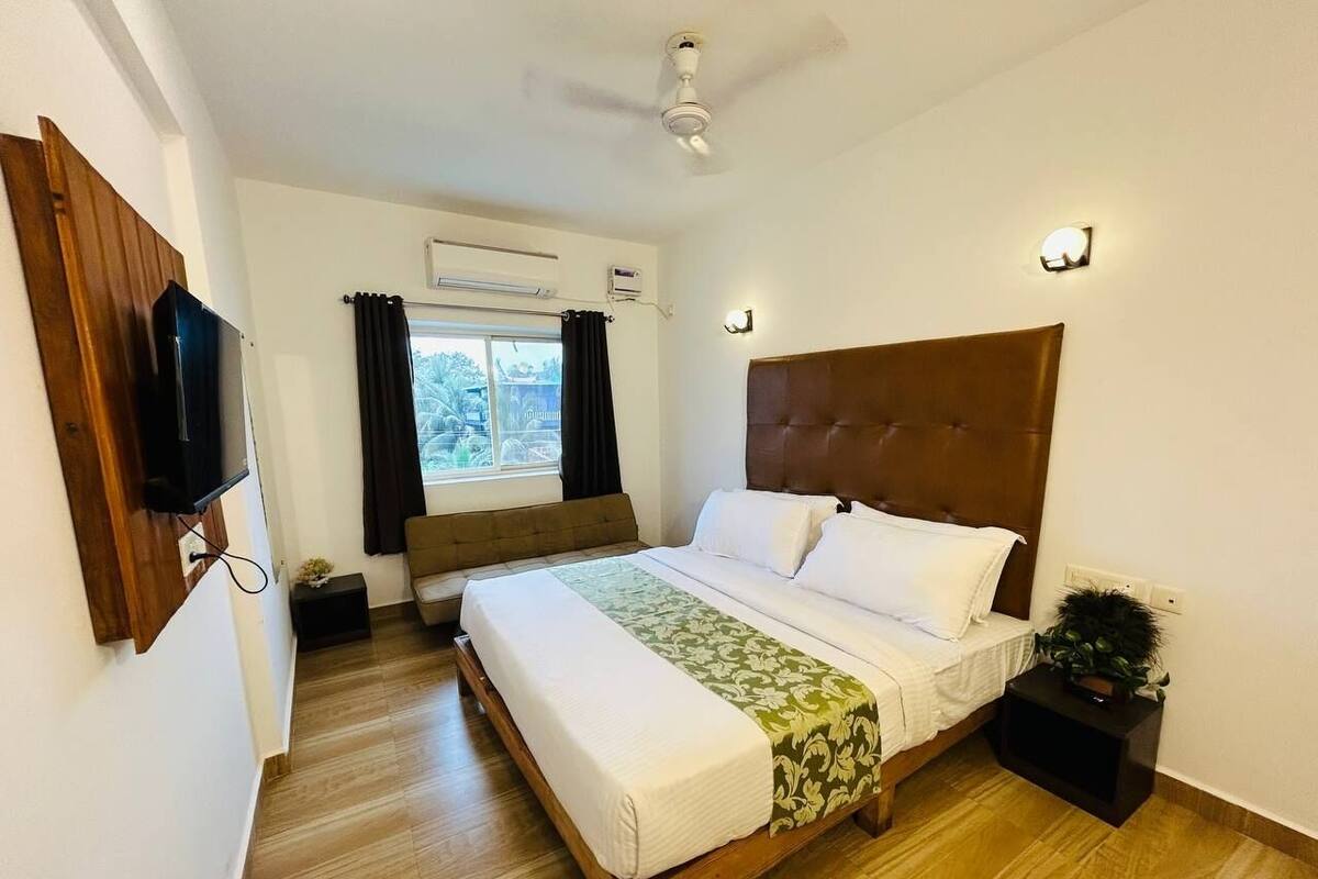 Romantic Room | Premium bedding, desk