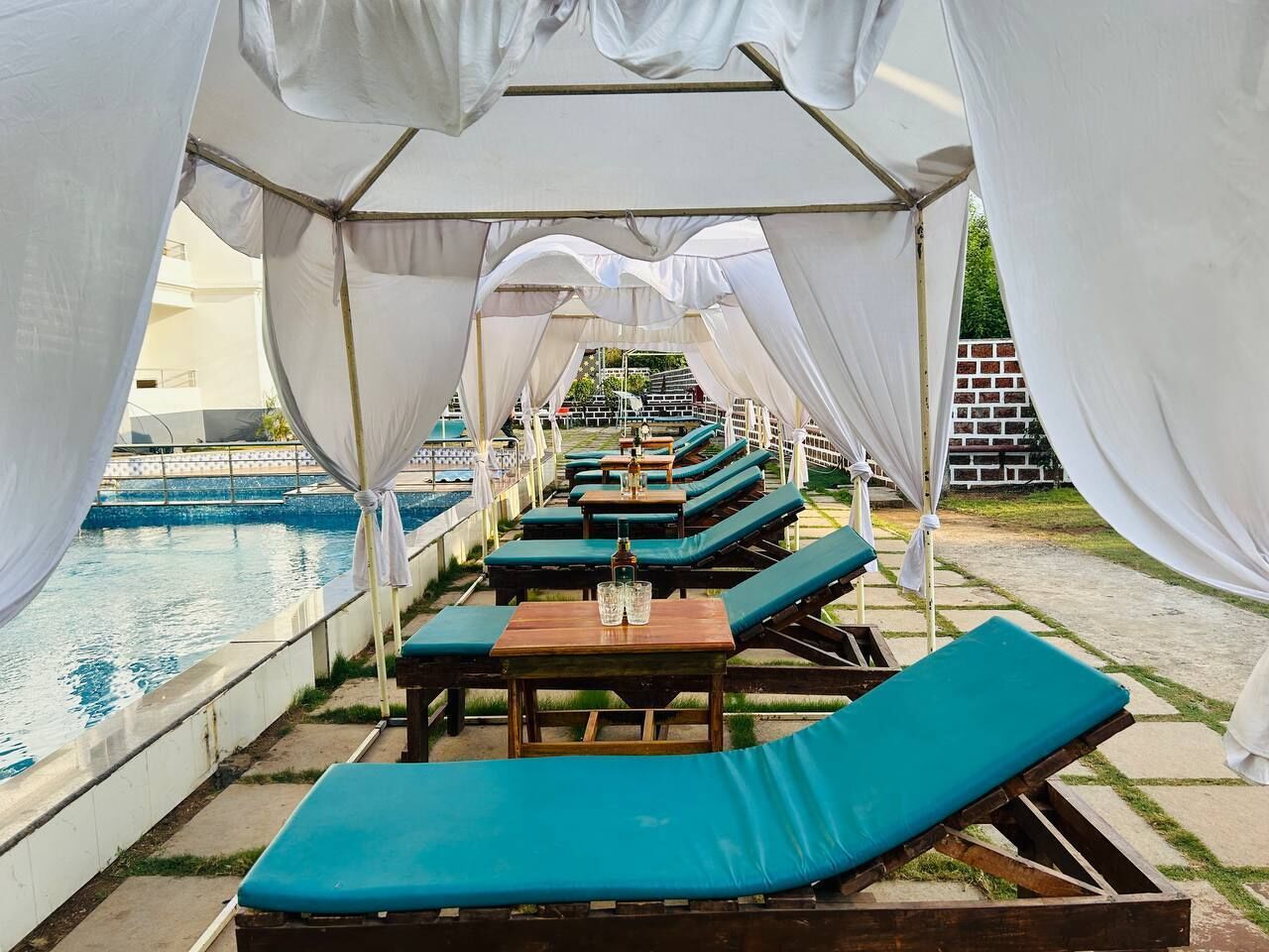4 indoor pools