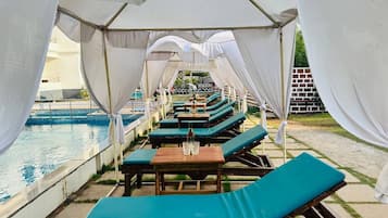 4 indoor pools