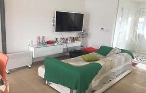 2 bedrooms, iron/ironing board, travel cot, free WiFi