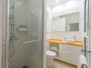 Douche, sèche-cheveux, serviettes fournies, savon