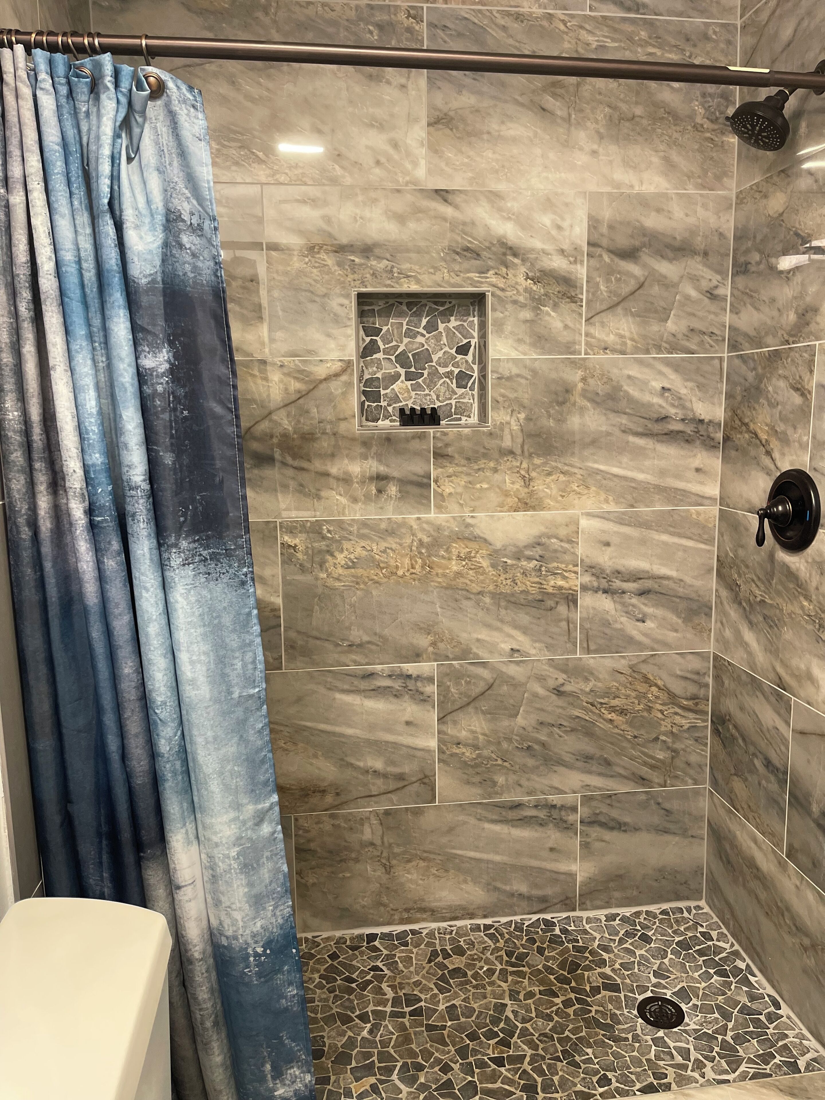 Een douche, een haardroger, handdoeken, zeep