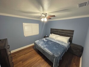 3 habitaciones, escritorio, tabla de planchar con plancha y wifi gratis 