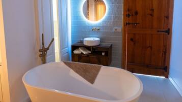 Een douche, een haardroger, een bidet, handdoeken