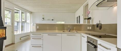 Fridge, microwave, dishwasher, cookware/dishes/utensils