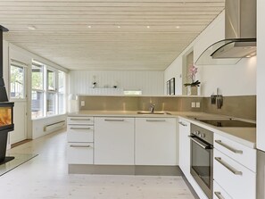Kylskåp, mikrovågsugn, diskmaskin och grytor/köksredskap