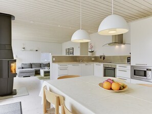 Frigorifero, microonde, lavastoviglie, pentole/stoviglie/utensili