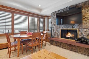 Dining - Lodge Tower 686 2BR at the base of Vail Mountain (Vail)
