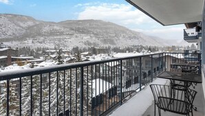 A balcony with a view of a snowy mountain landscape. - Lodge Tower 686 2BR at the base of Vail Mountain (Vail)