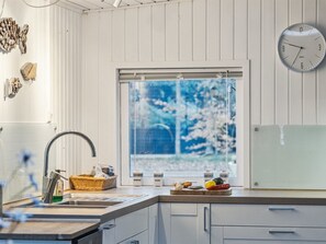 Fridge, microwave, dishwasher, cookware/dishes/utensils