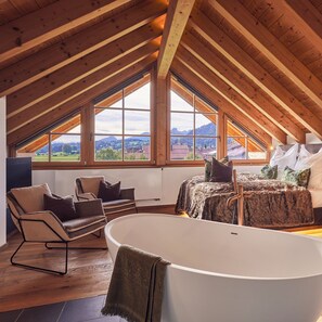 3 habitaciones, tabla de planchar con plancha, internet y ropa de cama 
