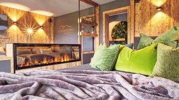 4 bedrooms, iron/ironing board, internet, bed sheets