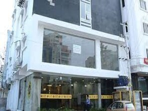 Room, Multiple Bedrooms, Garden View | Property entrance - Room-la Riviera Suites Madhapur (Hyderabad)