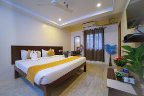 Perhehuoneisto | Egyptinpuuvillaiset lakanat, ylelliset vuodevaatteet, työpöytä